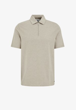 Beżowa koszulka polo z krótkim rękawem, z kolorem zapinanym na zamek, teksturowanym materiałem i subtelnym wzorem. Posiada detal z logo w pobliżu dolnej krawędzi.