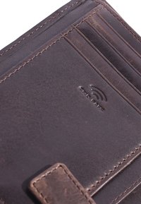 Braune Lederbörse mit mehreren Kartenfächern, sichtbaren Nähten und einem prägten "RFID Safe"-Logo auf der Vorderseite. Glatte Textur.