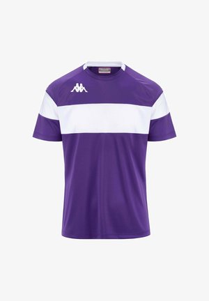 T-shirt de sport violet avec des rayures horizontales blanches, à manches courtes, col rond et logo Kappa en haut à gauche. Fabriqué en tissu respirant.