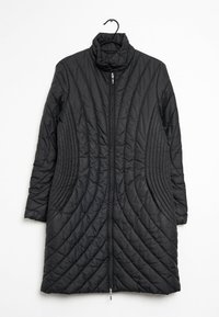 Un long manteau matelassé noir avec un col haut, une fermeture éclair à l'avant et des motifs de piqûre diagonaux sur le corps. Pas de poches visibles.