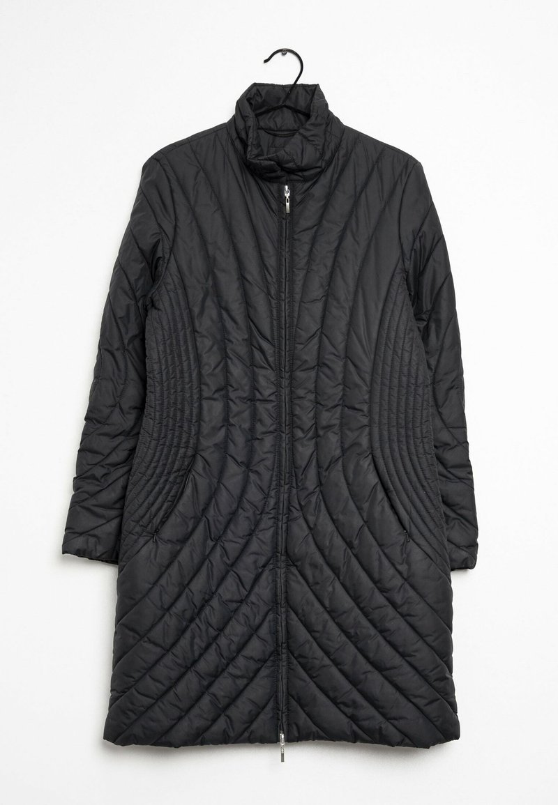 Un long manteau matelassé noir avec un col haut, une fermeture éclair à l'avant et des motifs de piqûre diagonaux sur le corps. Pas de poches visibles.