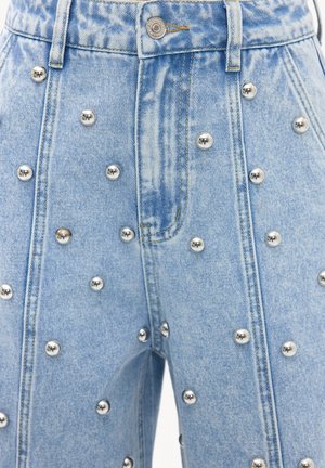 Lichtblauwe denim jeans met hoge taille, versierd met gelijkmatig verdeelde zilveren metalen studs over de voorpanelen.