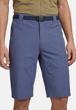 Short bleu mi-long avec poches latérales zippées et ceinture noire intégrée, porté par une personne portant une chemise marron clair.
