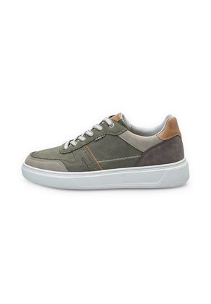 Adidași verzi cu accente de piele întoarsă și piele în tonuri de bej și gri, talpă din cauciuc alb, vârf rotund și design cu șireturi.