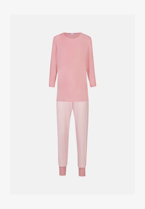 Różowa bluzka z długim rękawem i okrągłym dekoltem, w połączeniu z różowo-białymi spodniami w paski. Miękki materiał, dopasowane mankiety na rękawach i w kostkach.