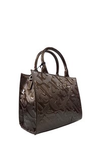 Borsa a mano in pelle verniciata marrone con motivo a logo in rilievo, manici curvi e forma strutturata. Presenta una leggera lucentezza e dettagli curati.