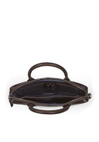 Bolso de mano de cuero marrón visto desde arriba, con un interior forrado que incluye compartimentos, cierre de cremallera y asas dobles.