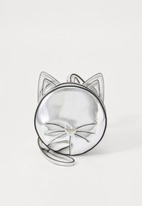 Rund sølvfarget veske formet som en katt med hevede ører, sydd detaljer, et hjerte som aksent og en tynn rem. Glatt tekstur med en skinnende finish.