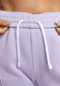 Nike Sportswear PANT - Donji dijelovi trenirke - hydrangeas