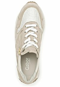 Beżowe zamszowe sneakersy z metalicznymi akcentami, białymi sznurowadłami i bocznym zamkiem błyskawicznym. Posiadają teksturowaną podeszwę oraz oznaczenie Gabor Comfort wewnątrz.