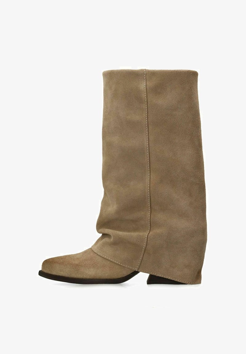 Beige suède kniehoog laars met een nonchalant ontwerp, een puntige neus en een lage blokhak. Een naaddetail loopt verticaal langs de zijkant.