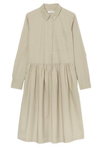 Abito camicia beige a maniche lunghe con colletto, chiusura con bottoni, taschino sul petto e vita arricciata per una silhouette svasata.
