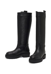 Paar hohe schwarze Lederstiefel mit abgerundeten Zehen, Zuglaschen und dicken Profilsohlen auf weißem Hintergrund.