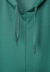 Groene hoodie met een gladde textuur, verstelbare trekkoorden met metalen uiteinden en een V-halsontwerp.