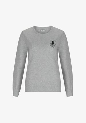 Grauer Pullover mit langen Ärmeln aus einer Baumwollmischung, mit einem schwarzen Logo-Patch auf der linken Brust. Rippbündchen und Rundhalsausschnitt.