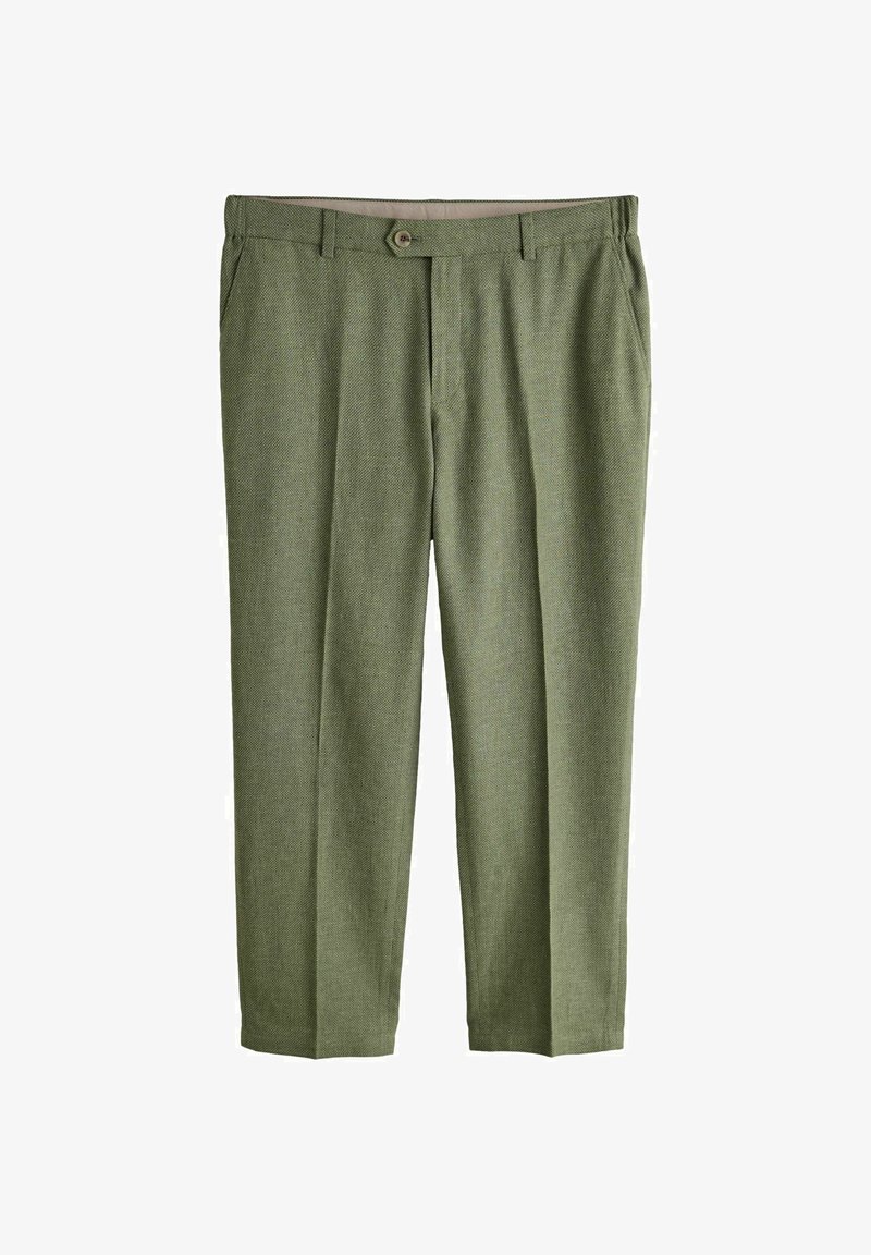 Proste spodnie w kolorze oliwkowej zieleni z przodu zapinane na guziki i zamek błyskawiczny, z szlufkami na pasek i kieszeniami bocznymi, wyłożone płasko na białym tle.