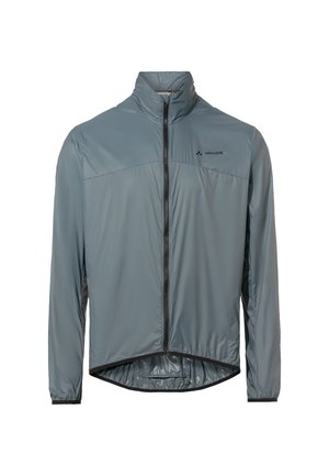 Leichte, graue Jacke mit Reißverschluss, Stehkragen, elastischen Bündchen und einem längeren Rückenteil. Verfügt über schwarze Akzente und Branding.