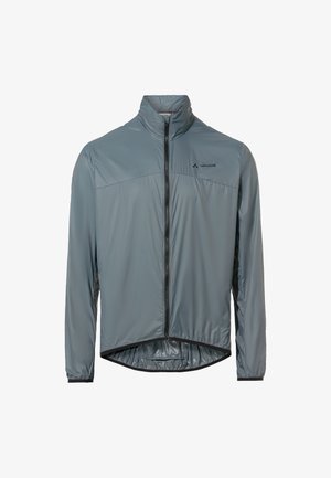 Lichte, grijze, ritsjack met een staande kraag, elastische manchetten en een langere achterzoom. Bevat zwarte accenten en merkbranding.