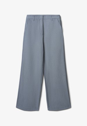 Pantaloni grigi a gamba larga con tasche frontali, passanti per la cintura e chiusura frontale nascosta.