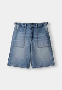 Lichtblauwe denim shorts met een losse pasvorm. Voorzien van twee voorzakken en een klassieke tailleband met een merknopsluiting.