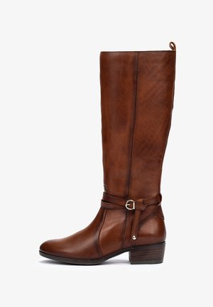 Braune Lederstiefel bis zum Knie mit runder Zehenform, seitlichem Schnallenakzent und klobigem Absatz. Texturierte Oberfläche und dekoratives Riemen-Detail.