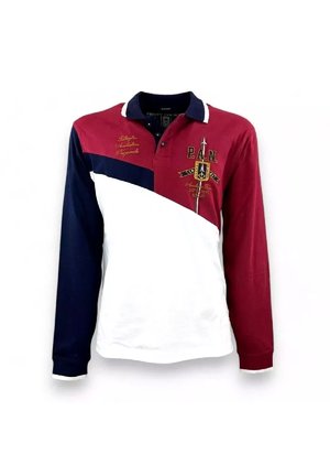 Polo a maniche lunghe con un design a blocchi di colore rosso e blu navy, parte inferiore bianca, colletto e ricamo decorativo sul petto.