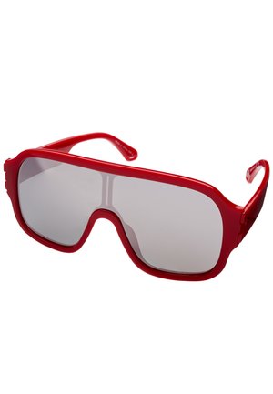 Lunettes de soleil rouges avec des montures rectangulaires surdimensionnées, verres teintés gris et branches courbées conçues pour un ajustement sécurisé. Matériau en plastique lisse.
