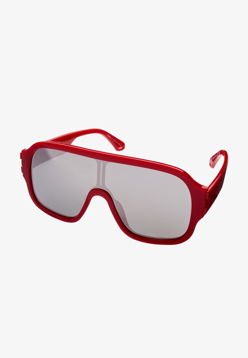 Lunettes de soleil rouges avec des montures rectangulaires surdimensionnées, verres teintés gris et branches courbées conçues pour un ajustement sécurisé. Matériau en plastique lisse.