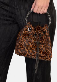 Borsa in pelliccia ecologica con stampa leopardata, manico ad anello in metallo argentato, chiusura con coulisse e dettagli a catena.