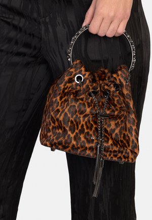 Bolso de piel sintética con estampado de leopardo, asa de anillo metálico plateado, cierre con cordón y detalles de cadena.