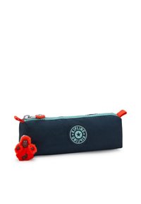 Estuche rectangular de color azul marino con cremallera de color azul claro, tiradores rojos, logotipo de Kipling y un pequeño llavero de mono peludo rojo adjunto.
