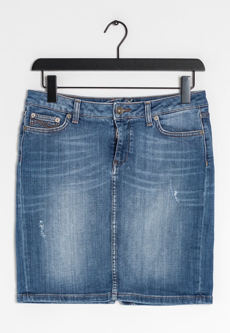 Jupe en jean bleu avec poches avant et passants de ceinture suspendue sur un cintre noir sur fond blanc.