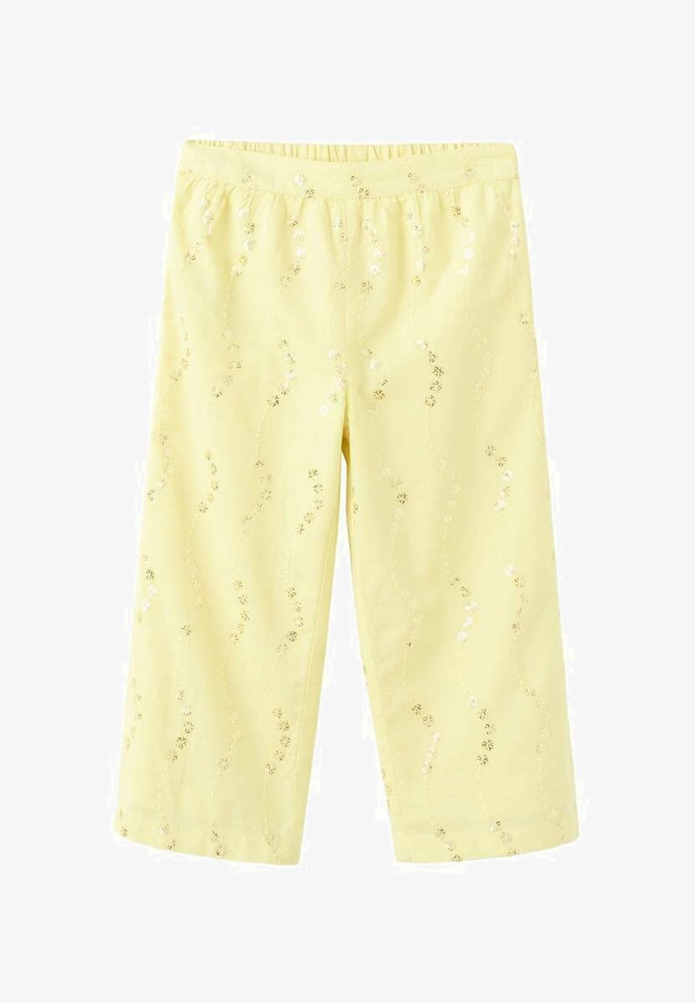 Pantalon court jaune en tissu doux, avec une ceinture élastique et des sequins floraux décoratifs disposés en lignes ondulées sur tout le vêtement.