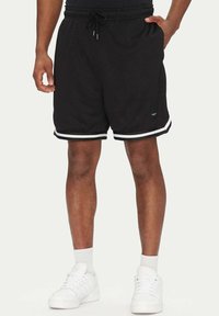 Pantaloni corti in rete neri con vita regolabile tramite cordino, strisce laterali bianche e una vestibilità ampia, progettati per comfort e traspirabilità.