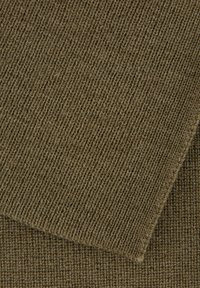 Tissu en tricot vert olive avec un motif côtelé texturé. Comprend deux couches, présentant un tissage lisse et homogène.