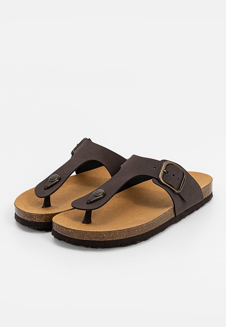 Sandales en caoutchouc marron avec une semelle en liège plate, une semelle en caoutchouc et une sangle ajustable avec une boucle. Matériau supérieur lisse.