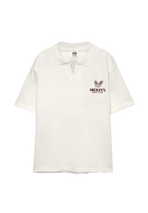 Hvid polo-shirt med korte ærmer, krave og v-hals. Funktioner et brunt trykt logo med krydsede tennisrackerter og "Mickey's Tennis Club."