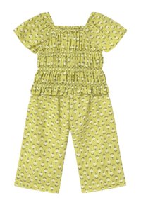 Completo a due pezzi giallo con top arricciato e pantaloni a gamba larga. Presenta maniche corte a sbuffo e un tessuto morbido e testurizzato con un motivo ripetuto.