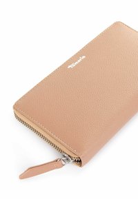 Portafoglio in pelle beige con superficie texturizzata, chiusura con zip e un piccolo tirante. Caratterizzato da un logo argentato sulla parte frontale.