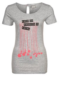 Camiseta de algodón gris con mangas cortas, escote redondeado, que presenta un diseño de texto impreso en negro y rosa con líneas y círculos colgantes.