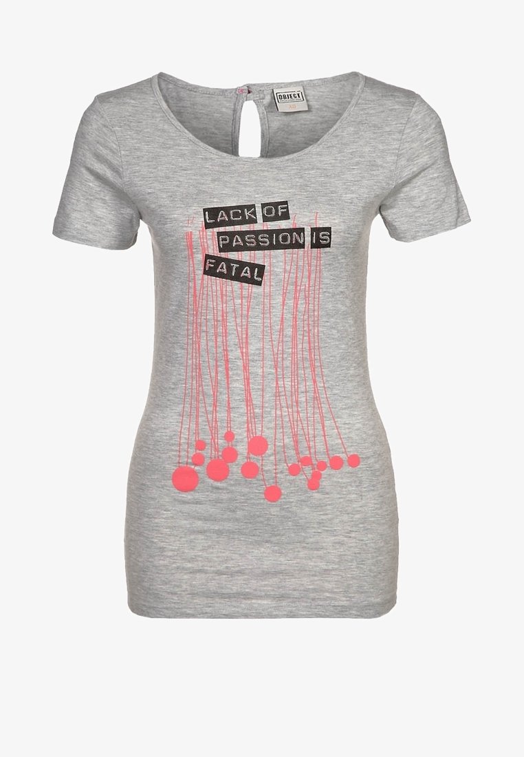 Camiseta de algodón gris con mangas cortas, escote redondeado, que presenta un diseño de texto impreso en negro y rosa con líneas y círculos colgantes.