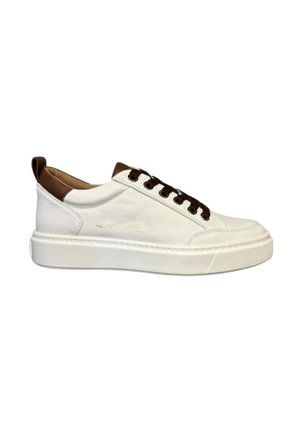 Baskets blanches en cuir avec des accents marron, bout arrondi et semelle en caoutchouc plate. Présente des détails cousus et un logo doré sur le côté.