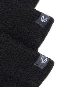 Črne pletene rokavice z rebrasto teksturo, odprtinami za palce in majhno oznako z logotipom na predelu zapestja za blagovno znamko.