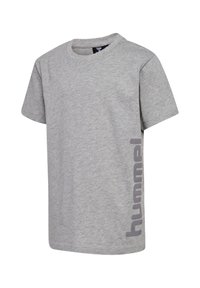 Grå bomullst-shirt med korta ärmar, med en vertikal "hummel"-logga i mörkare gråton längs sidan, rund halsringning, slät textur.