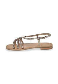 Sandalias con tiras metálicas de estampado de serpiente, hebilla ajustable en el tobillo, plantilla en beige neutro, suela plana de madera con un sutil estratificado.