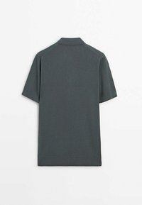Polo shirt corto grigio scuro in tessuto strutturato. Presenta un colletto classico e orlo a costine. La vista posteriore non mostra dettagli aggiuntivi.