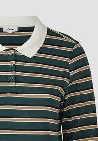 Grünes, braunes, schwarzes und weißes, horizontal gestreiftes Langarm-Polo-Shirt mit weißem Kragen und drei Knöpfen an der Knopfleiste.