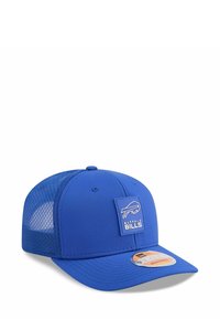 Königsblaue Kappe mit Netz-Seiten. Verfügt über ein rechteckiges Patch mit einem weißen Büffel-Logo, gebogenem Schirm und verstellbarem Snapback-Verschluss.