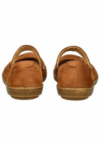 Braune Wildleder-slipper mit runder Spitze, elastischem Riemen und transparenter Gummisohle. Texturierte Oberfläche und gestickte Verzierungen an den Kanten.