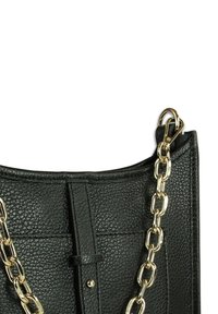 Zwarte leren handtas met een getextureerde afwerking, voorzien van een gouden kettingriem en een gestructureerde vorm met bovenste stiksels en een sluitdetail.